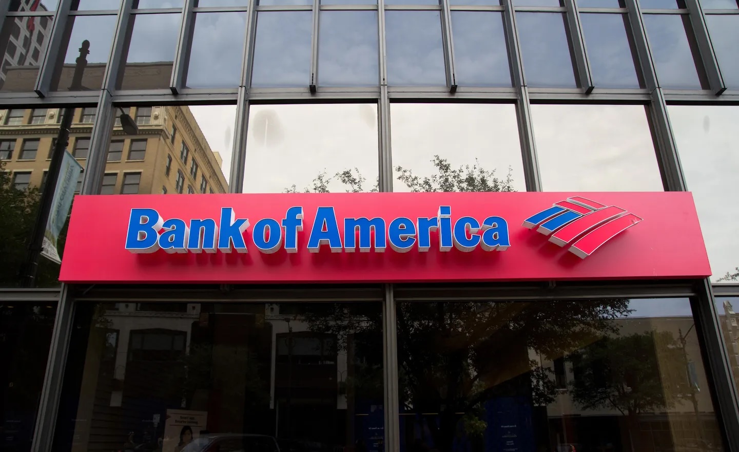 Bank of America aumenta su salario mínimo a $24 por hora