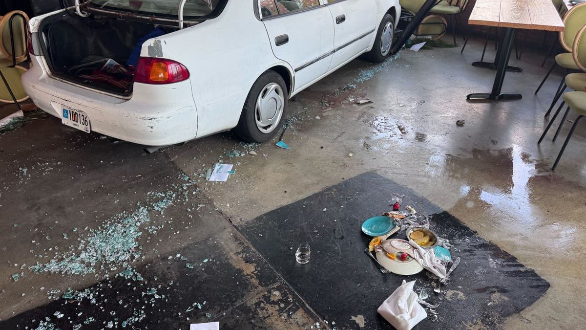 Un automóvil atraviesa las ventanas de un restaurante italiano, haciendo huir a los clientes del brunch